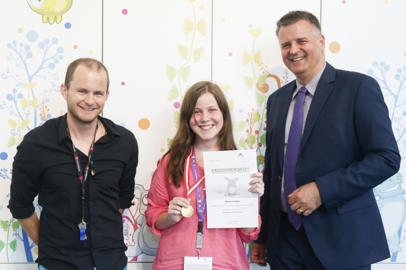 v.re.: Dienstleiter für Öffentlichkeitsarbeit Rudolf Gollia, Schülerin Rebecca Campa und Lehrer Philipp Brunner bei der Urkunden- und Medaillenübergabe