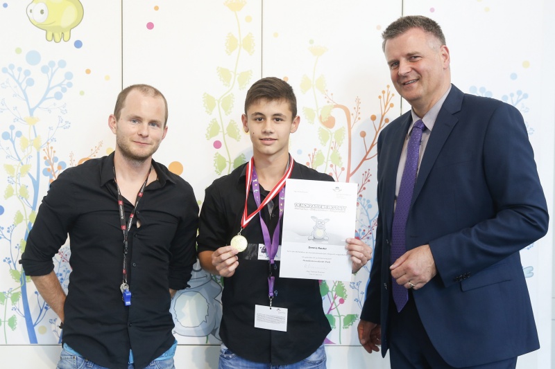 v.re.: Dienstleiter für Öffentlichkeitsarbeit Rudolf Gollia, ein Demokratiewerkstatt Profi und Lehrer Philipp Brunner bei der Urkunden- und Medaillenübergabe