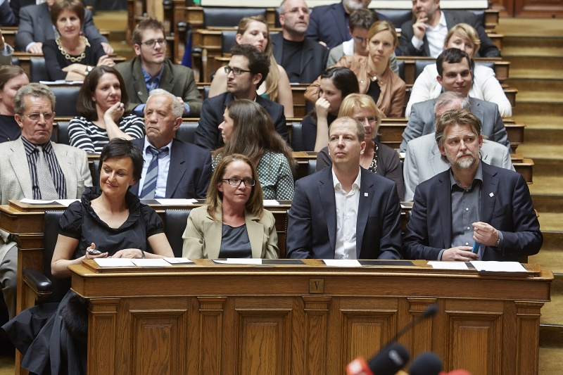 1. Reihe v.li.: ORF eins Nachrichtenchefin Cornelia Vospernik, Preisträgerin Petra Ramsauer, PreisträgerJosef Barth und Alfred Noll