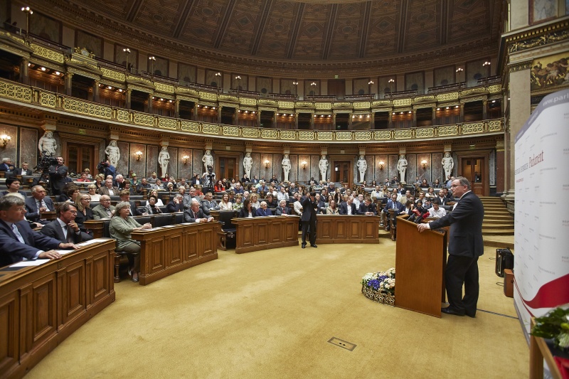Blick Richtung VeranstaltuingsteilnehmerInnen, rechts am Rednerpult der Zweite Nationalratspräsident Karlheinz Kopf bei seiner Begrüßung