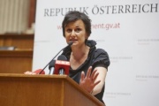 Cornelia Vospernik bei ihrer Laudatio für die Preistträgerin Petra Ramsauer (Preis in der Kategorie Menschenrechte)