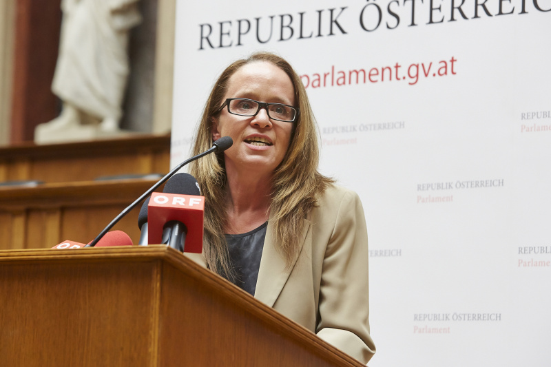 Preisträgerin Petra Ramsauer bei ihrer Rede