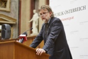 Alfred J.Noll bei seiner Laudatio für den Preisträger Josef Barth (Kategorie Presse- und Informationsfreiheit)