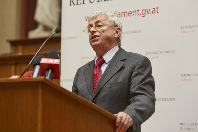 Peter  Huemer bei seiner Laudatio für den Ehrenpreisträger Gerd Bacher