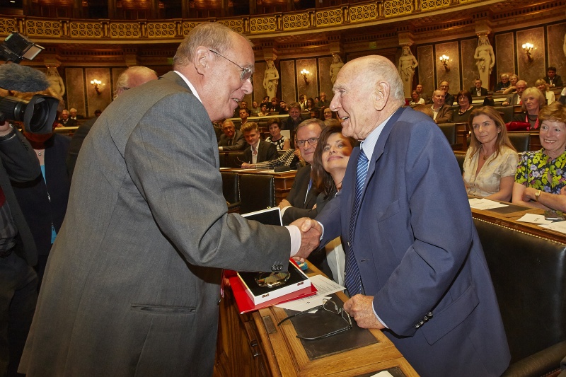 v.li.: der Präsident des Presseclub Concordia Peter Bochskani gratuliert Ehrenpreisträger Gerd Bacher