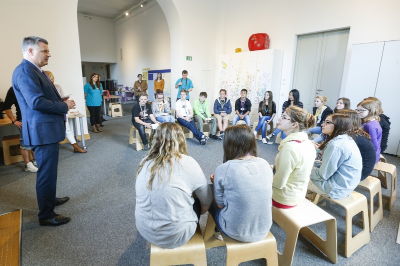 Der Dienstleiter für Öffentlichkeitsarbeit Rudolf Gollia begrüßt die Schüler/innen zur Demokratiewerkstatt Profiehrung