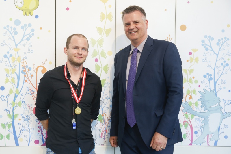 v.li.: Lehrer Philipp Brunner und Dienstleiter für Öffentlichkeitsarbeit Rudolf Gollia