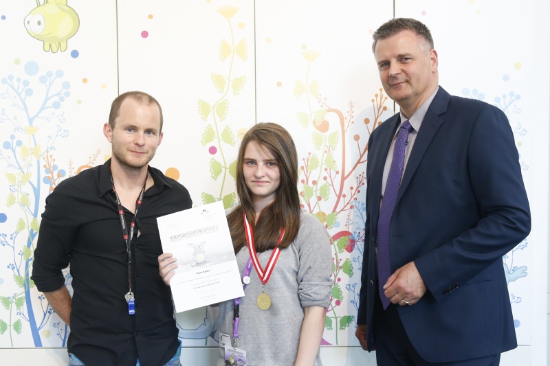 v.re.: Dienstleiter für Öffentlichkeitsarbeit Rudolf Gollia, Schülerin Hyre Rama und Lehrer Philipp Brunner bei der Urkunden- und Medaillenübergabe