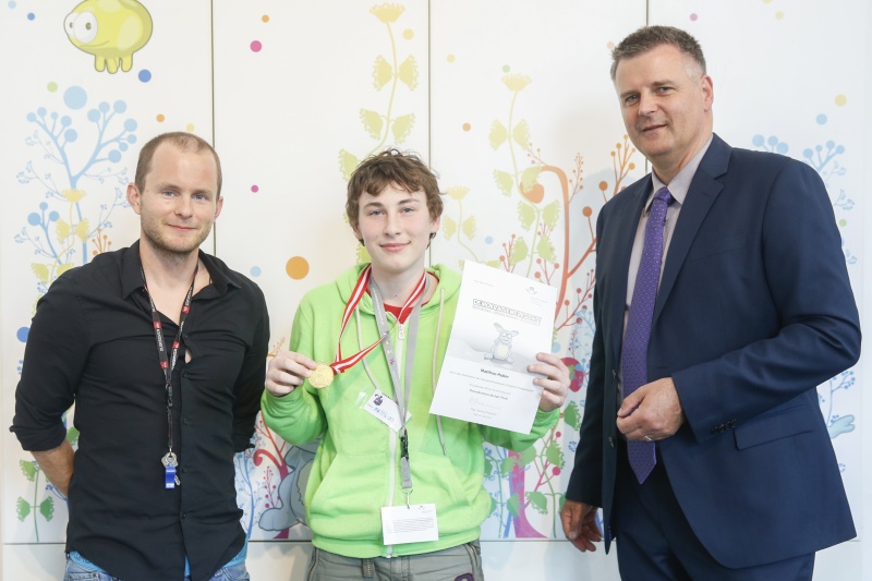 v.re.: Dienstleiter für Öffentlichkeitsarbeit Rudolf Gollia, Schüler Matthias Huber und Lehrer Philipp Brunner bei der Urkunden- und Medaillenübergabe