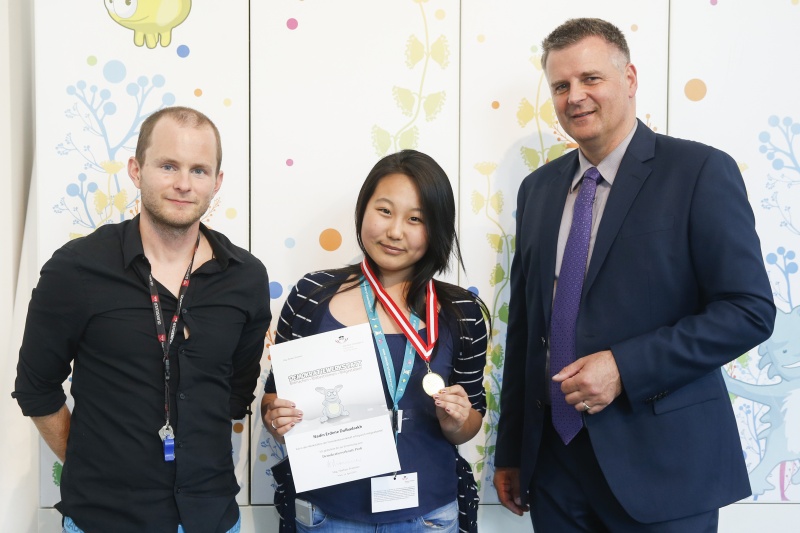 v.re.: Dienstleiter für Öffentlichkeitsarbeit Rudolf Gollia, Schülerin Nadin Erdene Dulbadrakh und Lehrer Philipp Brunner bei der Urkunden- und Medaillenübergabe