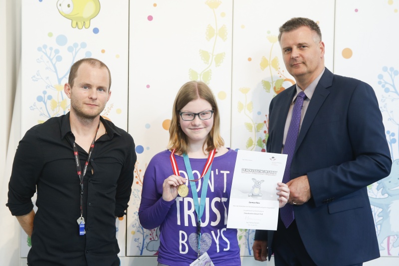 v.re.: Dienstleiter für Öffentlichkeitsarbeit Rudolf Gollia, Schülerin Carmen Rois und Lehrer Philipp Brunner bei der Urkunden- und Medaillenübergabe