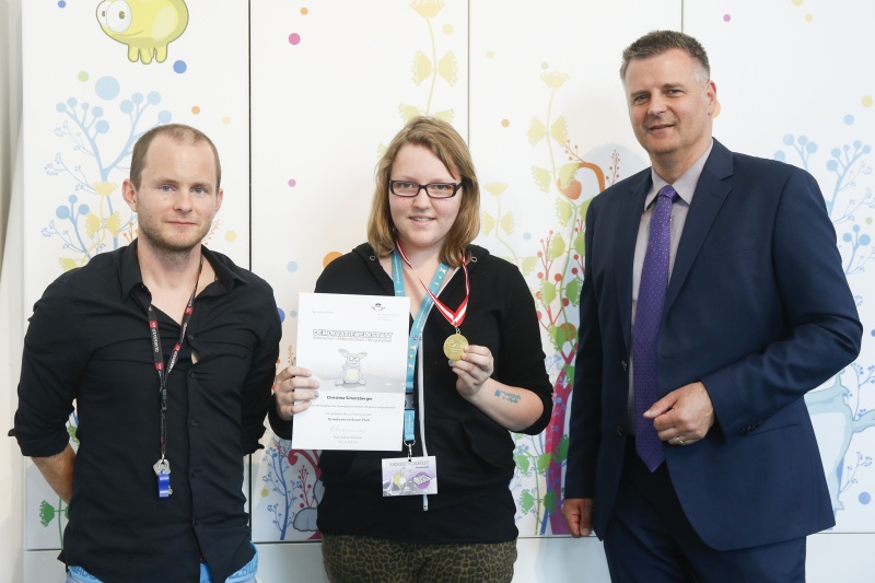 v.re.: Dienstleiter für Öffentlichkeitsarbeit Rudolf Gollia, Schülerin Christina Simetzberger und Lehrer Philipp Brunner bei der Urkunden- und Medaillenübergabe
