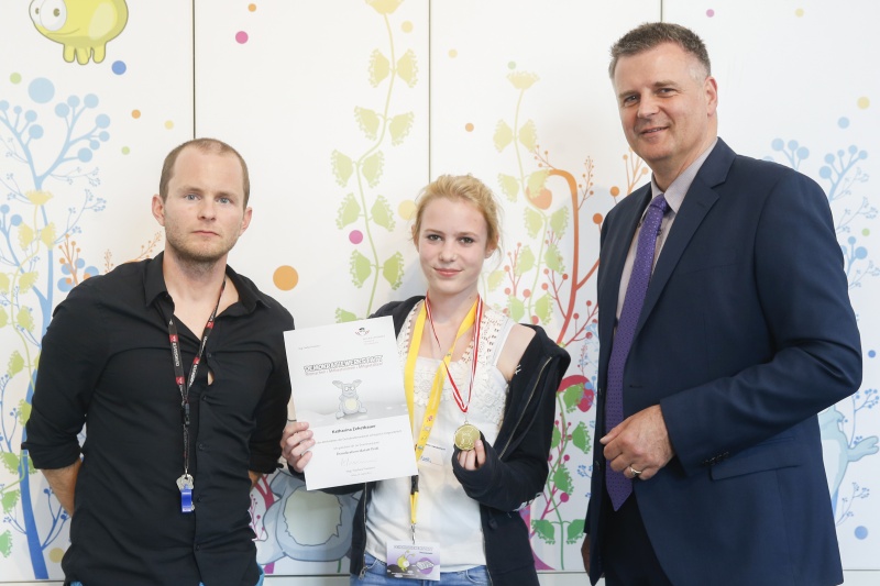 v.re.: Dienstleiter für Öffentlichkeitsarbeit Rudolf Gollia, Schülerin Katharina Zehetbauer und Lehrer Philipp Brunner bei der Urkunden- und Medaillenübergabe