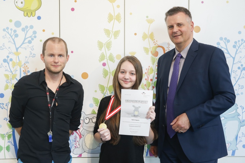 v.re.: Dienstleiter für Öffentlichkeitsarbeit Rudolf Gollia, Schülerin Katin Zuparic und Lehrer Philipp Brunner bei der Urkunden- und Medaillenübergabe