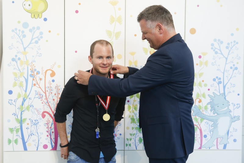 v.li.: Lehrer Philipp Brunner und Dienstleiter für Öffentlichkeitsarbeit Rudolf Gollia