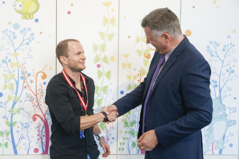 v.li.: Lehrer Philipp Brunner und Dienstleiter für Öffentlichkeitsarbeit Rudolf Gollia