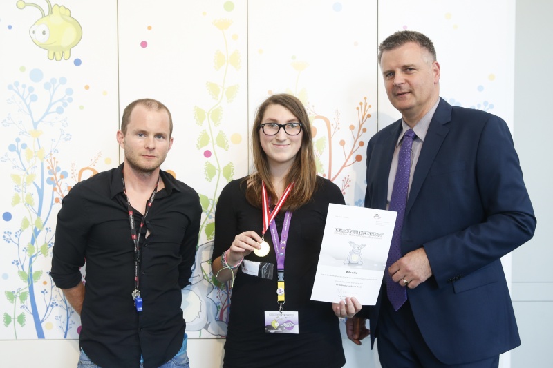 v.re.: Dienstleiter für Öffentlichkeitsarbeit Rudolf Gollia, Schülerin Milica Ilic und Lehrer Philipp Brunner bei der Urkunden- und Medaillenübergabe