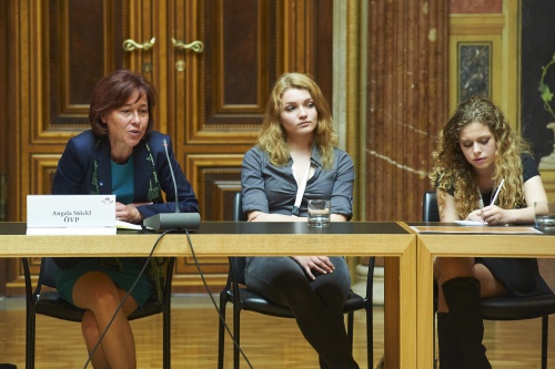 v.li.: Bundesratsmitglied Angela Stöckl (V) bei der Diskussion mit Schülerinnen