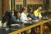 v.re.: Nationalratsabgeordnete Ulrike Weigerstorfer (T) bei der Diskussion mit Schülerinnen