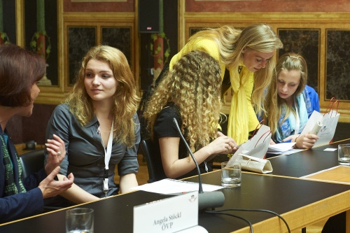 Bundesratsmitglied Angela Stöckl (V) (li.) und Nationalratsabgeordnete Ulrike Weigerstorfer (T) (2.v.re.) bei der Diskussion mit Schülerinnen