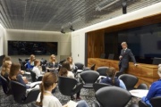 Parlamentsdirektor Harald Dossi begrüßt die Schülerinnen