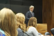 Parlamentsdirektor Harald Dossi begrüßt die Schülerinnen