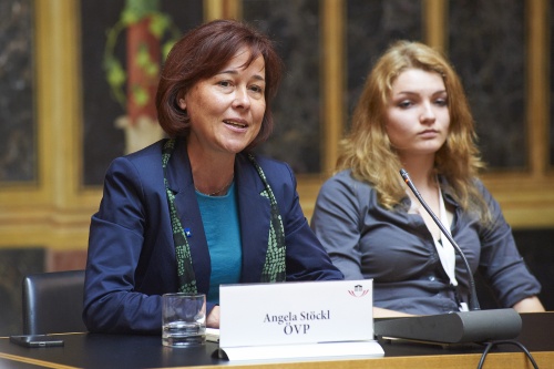 v.li.: Bundesratsmitglied Angela Stöckl (V) mit Schülerin