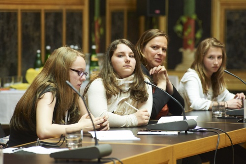 Schülerinnen bei der Diskussion mit weiblichen Abgeordneten