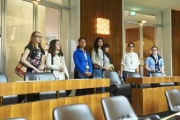 Schülerinnen bei der Führung durch das Parlament