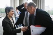 v.li.: Nationalratspräsidentin Barbara Prammer (S) begrüßt den Präsidenten des australischen Senats John Hogg