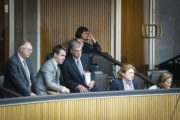 Der Präsident des australischen Senats John Hogg (3.v.li.)  besucht eine Nationalratssitzung
