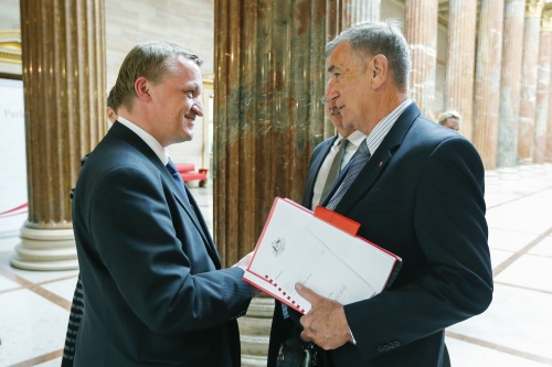 v.li.: Bundesratspräsident Michael Lampel (S) begüßt den Präsidenten des australischen Senats John Hogg