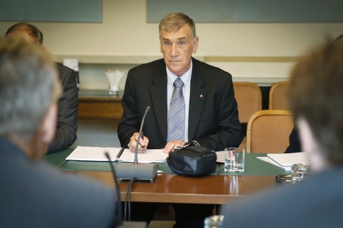 Der Präsident des australischen Senats John Hogg während der Aussprache mit Parlamentariern