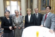 Von links: Nationalratspräsidentin Barbara Prammer (S), die Zeitzeuginnen Eva Herrmannova und Dagmar Lieblova, 
Bundesratspräsident Michael Lampel (S) und Michael Kerbler