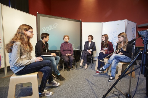 Schülerinnen des BRG Schwechat in Diskussion mit Zeitzeugin Dagmar Lieblová (3.v.li.)