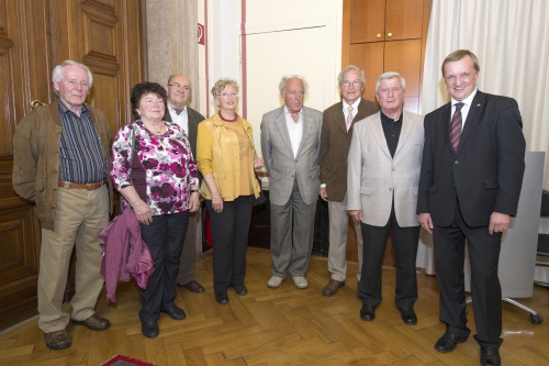 v.li. KünstlerInnen, Obmann des Künstlervereins Neufeld August Knappe (3. v. rechts) und Bundesratspräsident Michael Lampel (S) (re.)