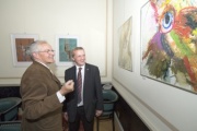 v.li. Der Obmann des Künstlervereins Neufeld August Knappe zeigt Bundesratspräsident Michael Lampel (S) die Bilder