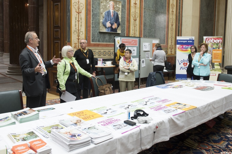 Blick in Richtung VeranstaltungsteilnehmerInnen. Diabetes Austria Herausgeber Peter Hopfinger (li.) bei der Begrüßung. Informationsmaterial