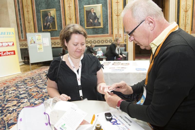 Parlamentsbedienstete bei der Blutzucker-Teststation