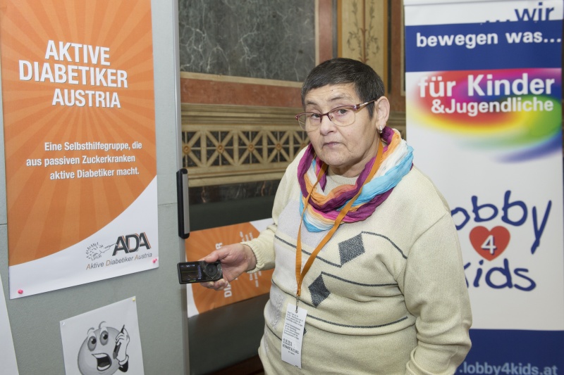 Verein aktiver Diabetiker Ruth Stimmeder präsentiert ein Hypo-Warngerät
