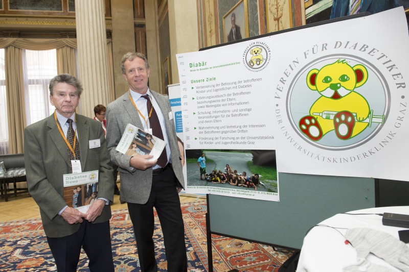 v.li. Vorstandsmitglied Verein für Diabetiker der Universitätskinderklink Graz Alois Wagner und Obmannstellvertreter Diabär Harald Führer vor Infowand