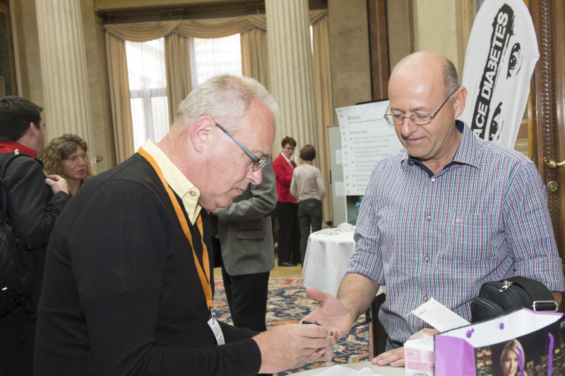 Veranstaltungsteilnehmer beim  Blutzuckertest