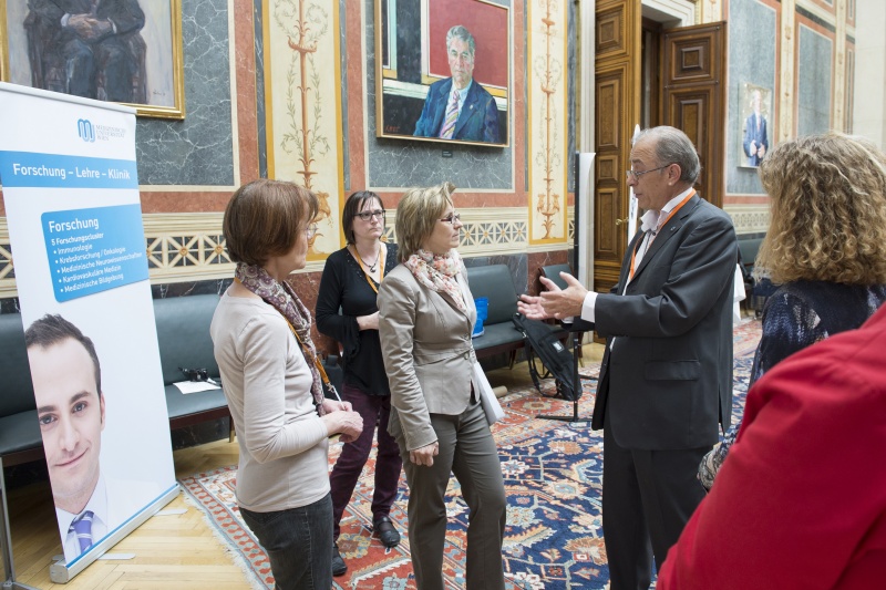 Vorsitzende der Bediensteten der Parlamentsdirektion Monika Czibula (3.v.li.) im Gespräch mit Diabetes Austria Herausgeber Peter Hopfinger