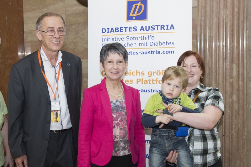 v.li. Diabetes Austria Herausgeber Peter Hopfinger, Nationalratspräsidentin Barbara Prammer (S) und Alexander Seiringer mit seiner Mutter Andrea Seiringer