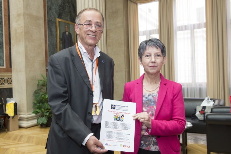 v.li. Übergabe der Unterschriften (Petition) durch Diabetes Austria Herausgeber Peter Hopfinger an Nationalratspräsidentin Barbara Prammer (S)