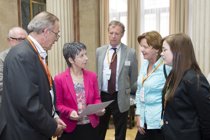Nationalratspräsidentin Barbara Prammer (S) (3.v.li.) im Gespräch mit ÖDV Bundesvorsitzender Anna Mayer (2.v.re.) und VeranstaltungsteilnehmerInnen