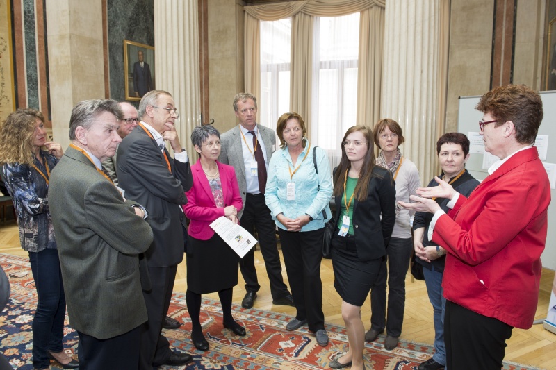 Nationalratspräsidentin Barbara Prammer (S) (7.v.re.) im Gespräch mit Institut für Umwelthygiene Med Uni Wien Lilly Damm (re.) und VeranstaltungsteilnehmerInnen