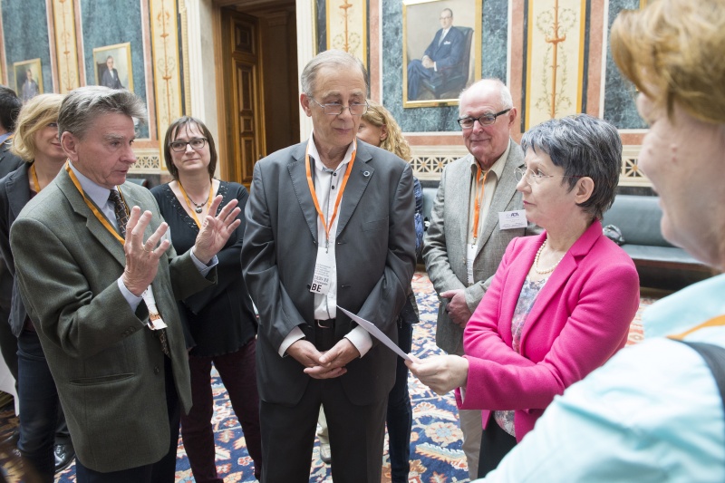 Nationalratspräsidentin Barbara Prammer (S) (re.) im Gespräch mit VeranstaltungsteilnehmerInnen