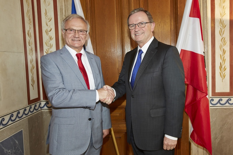 Der albanische Botschafter Roland Bimo wird durch den Zweiten Nationalratspräsidenten Karlheinz Kopf (V) begrüßt