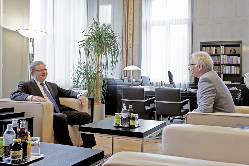 v.li.: Der Zweite Nationalratspräsident Karlheinz Kopf (V) bei der Aussprache mit mit dem Botschafter Albaniens Roland Bimo